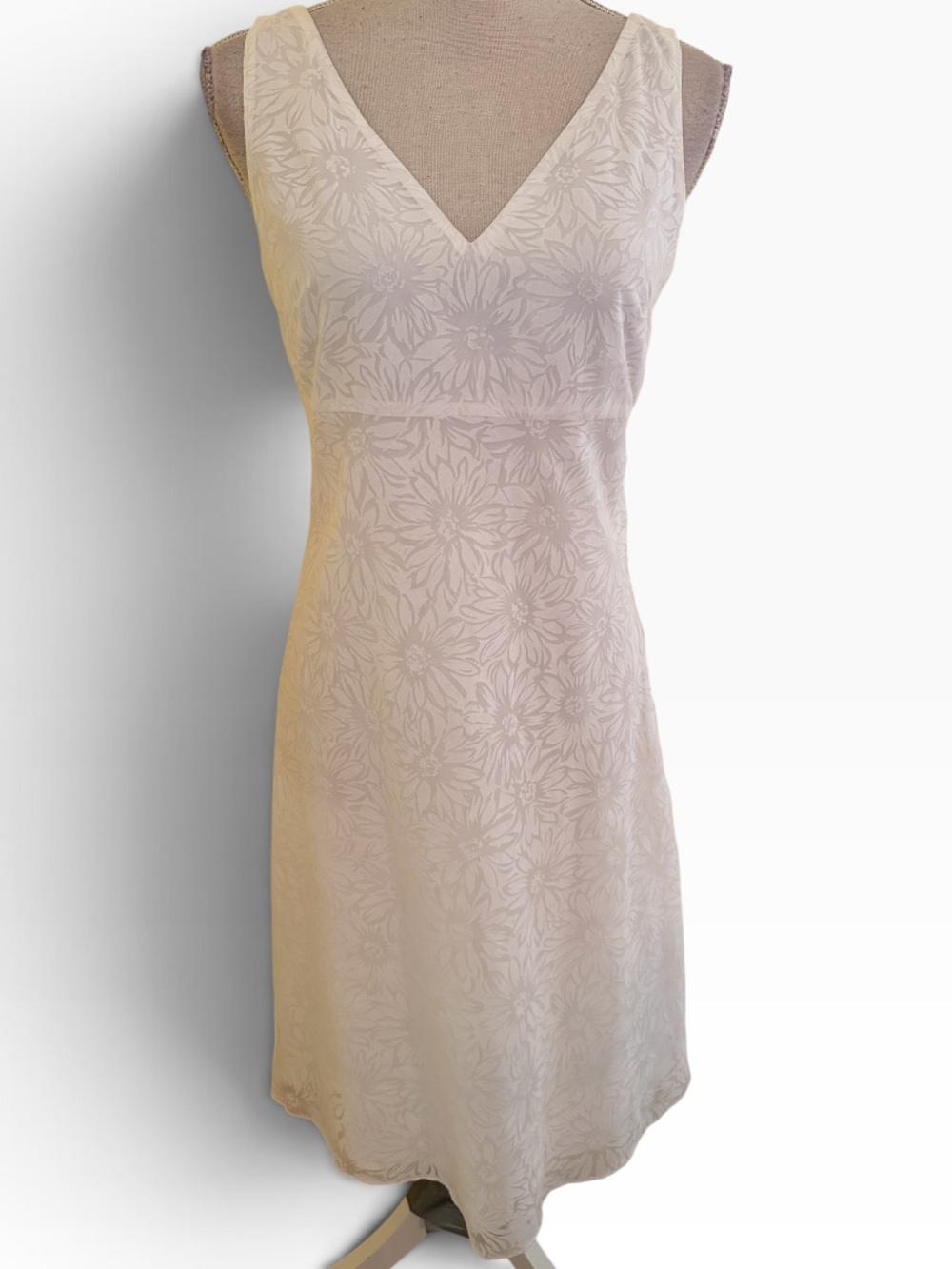 Ann Taylor Tone on Tone White Daisy Floral V-Neck Sleeveless Dress 2